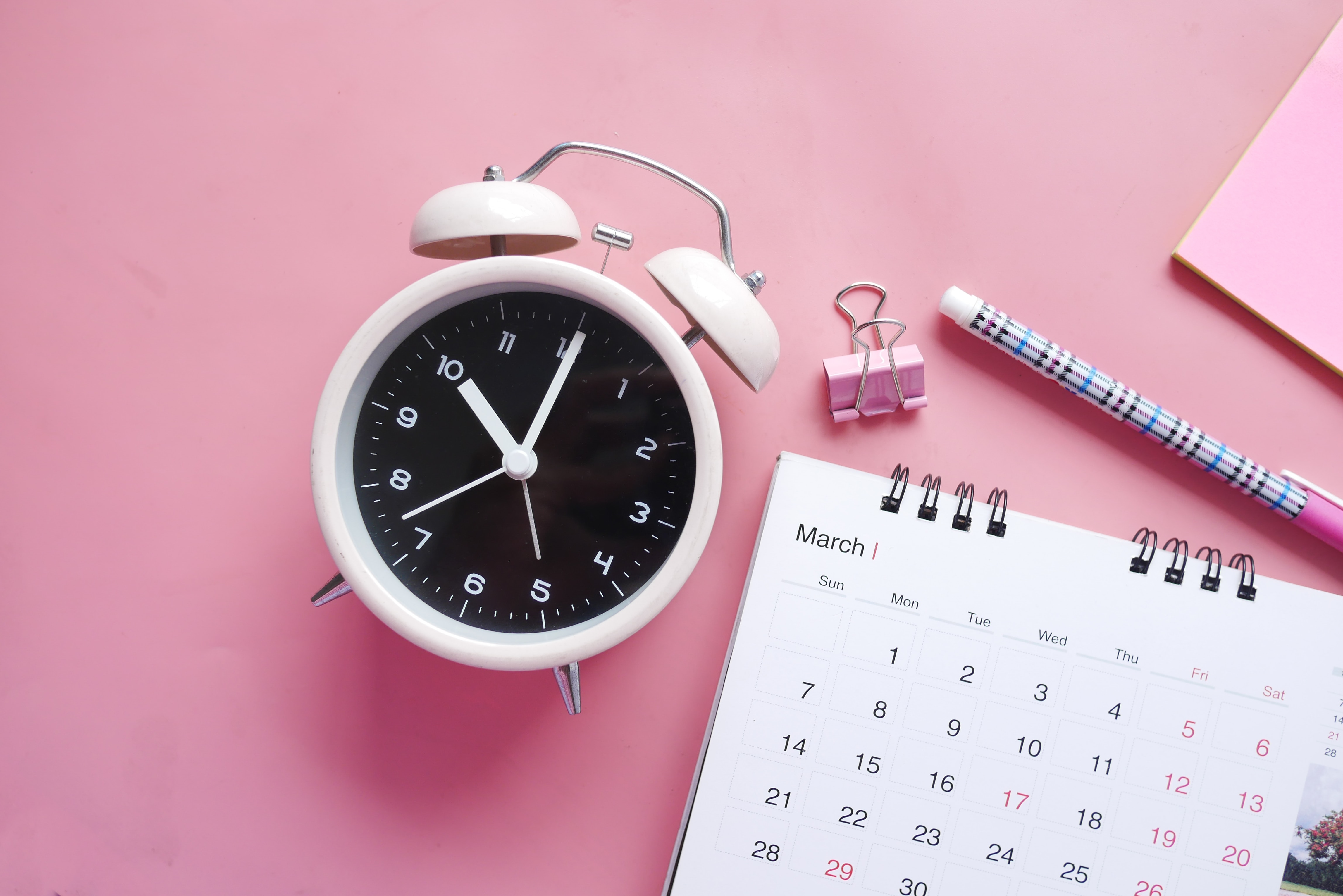 maandelijkse cyclus periode menstruatie menstrueren ongesteld zijn klachten symptomen pms verminderen natuurlijke remedie tips advies adviezen levensstijl leefstijl voeding beweging supplementen hydrotherapie lichttherapie wasbaar maandverband cup